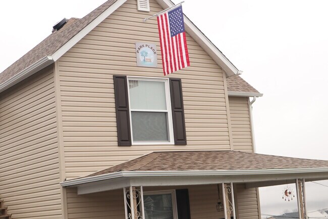 611 Park St, Unit 2 in California, PA - Foto de edificio - Building Photo