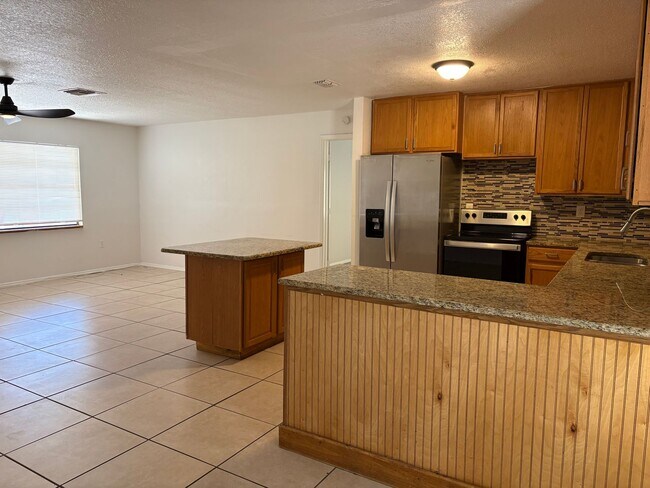 3099 Deltona Blvd in Spring Hill, FL - Building Photo - Building Photo