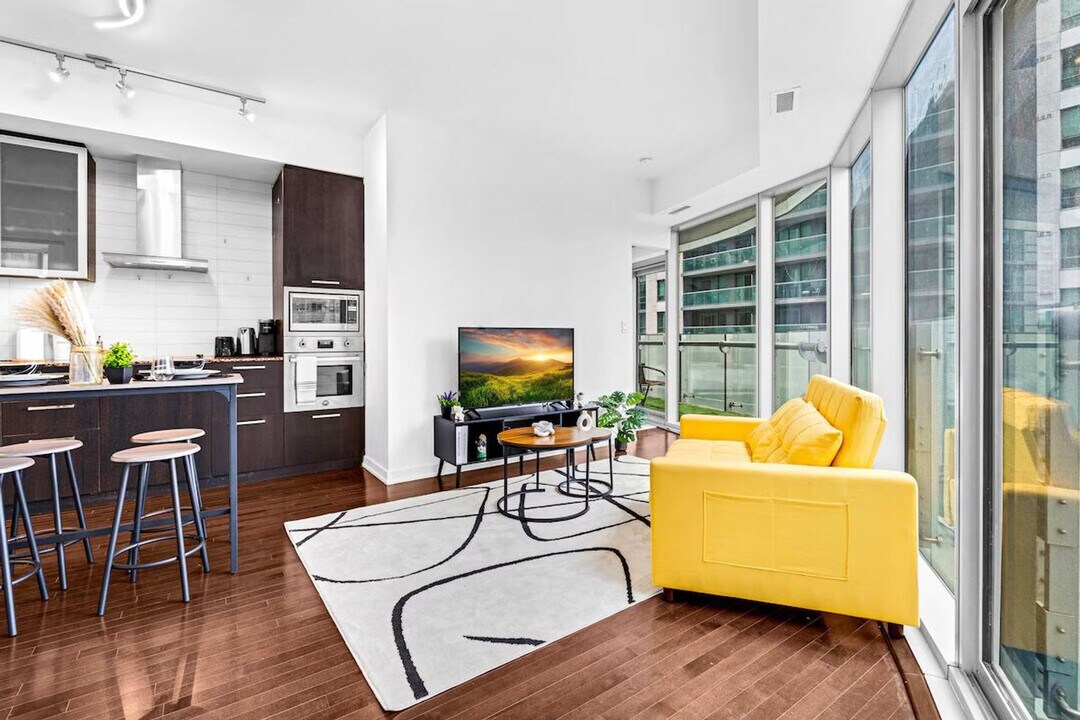 19 York St in Toronto, ON - Building Photo