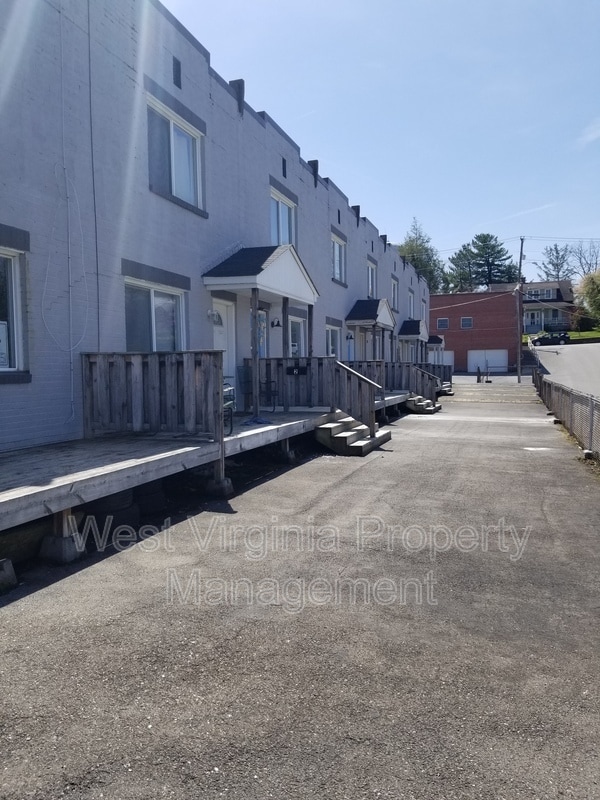 200 Lewis St in Oak Hill, WV - Building Photo - Building Photo