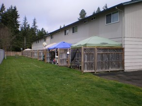 Broadway Park Apartments in Veneta, OR - Building Photo - Building Photo