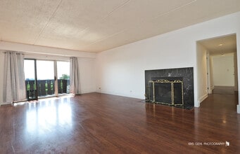 12900 W Heiden Cir in Lake Bluff, IL - Building Photo - Building Photo