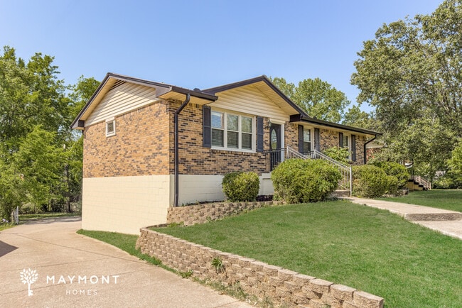 127 Evergreen Cir in Hendersonville, TN - Foto de edificio - Building Photo