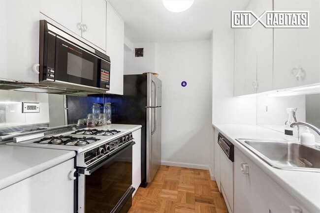 166 E 61st St-Unit -18E in New York, NY - Building Photo - Building Photo