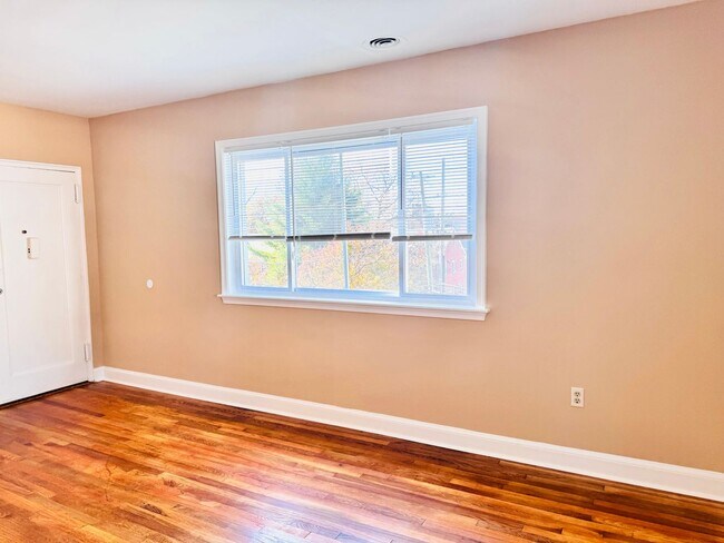 8805 Plymouth St in Silver Spring, MD - Foto de edificio - Building Photo