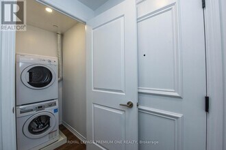 571 Prince Edward Dr N in Toronto, ON - Building Photo - Building Photo