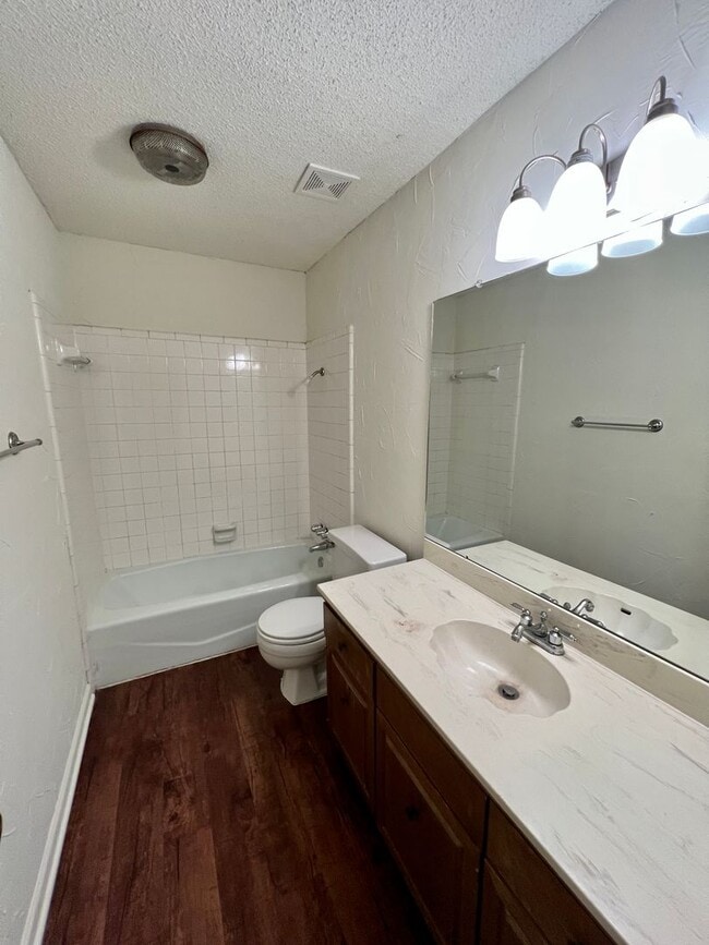 5809 Roxanne Dr