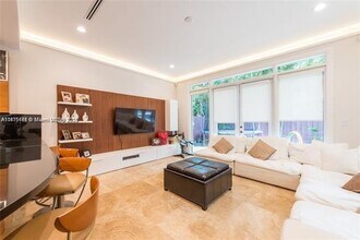 3665 Justison Rd in Miami, FL - Building Photo - Building Photo