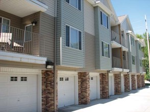 Spring Lake Apartments in Omaha, NE - Building Photo - Building Photo