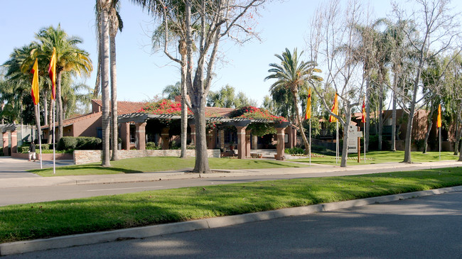 Monterey Villas in Santa Ana, CA - Foto de edificio - Building Photo