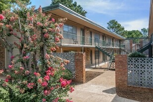 University Gardens Manor in Memphis, TN - Building Photo