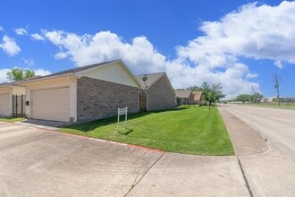 1323 Queens Rd in Pasadena, TX - Building Photo - Building Photo