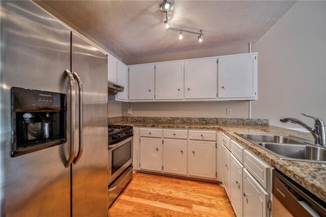 215 Arbor Wy in Fayetteville, GA - Foto de edificio - Building Photo