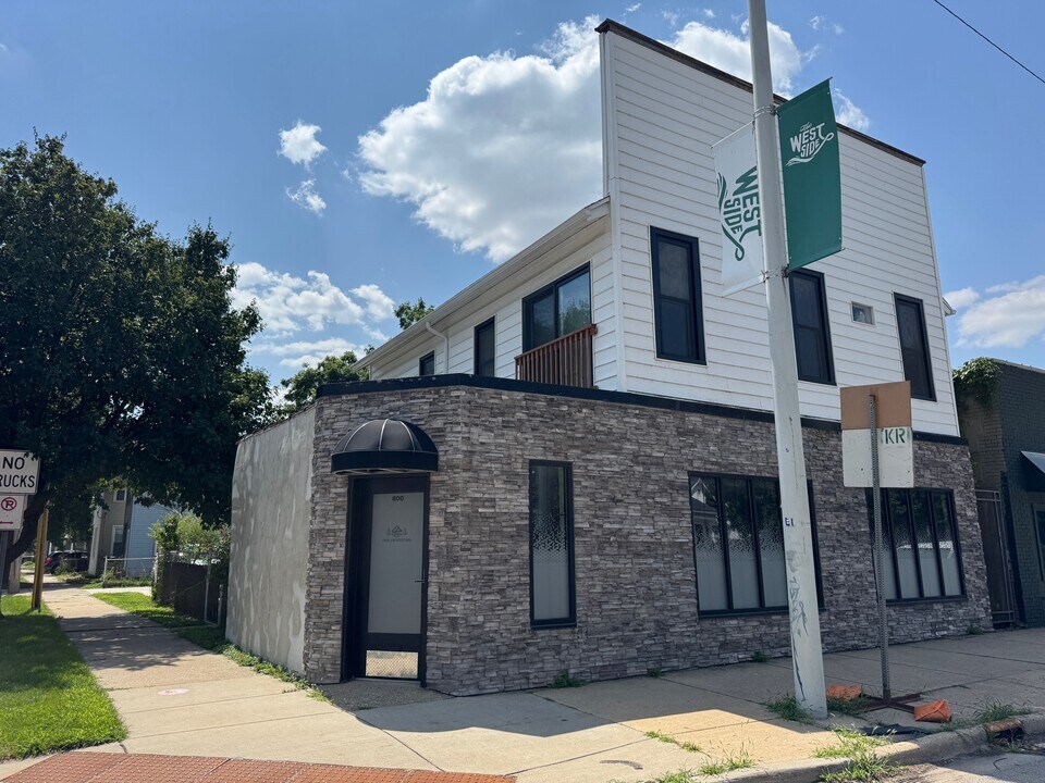 800 Bridge St NW in Grand Rapids, MI - Building Photo