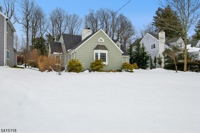 10 Great Hills Terrace in Millburn, NJ - Building Photo - Building Photo