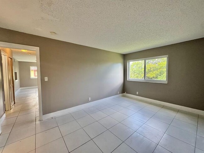 3556 NW 114th Terrace in Coral Springs, FL - Foto de edificio - Building Photo
