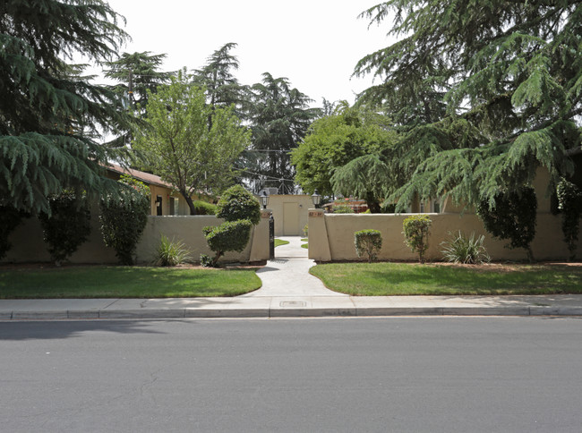 56-98 W Beverly Dr in Clovis, CA - Building Photo - Building Photo