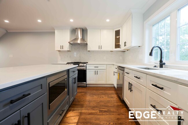 13 Molloy St, Unit 1 in Watertown, MA - Foto de edificio - Building Photo