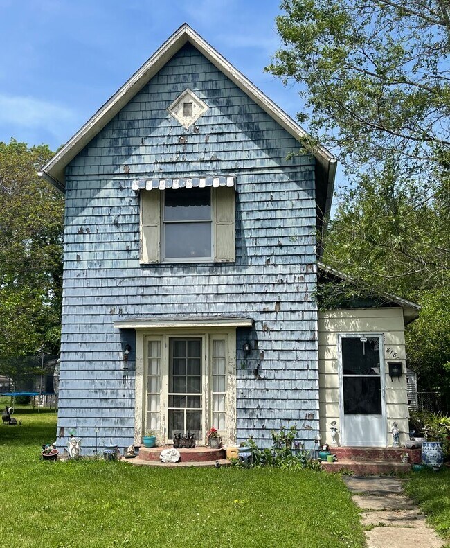 property at 818 W Broadway St
