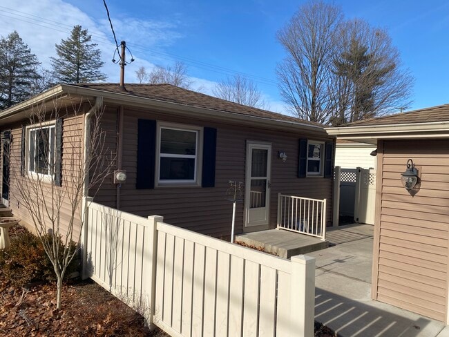 1710 Greenview Ave in Portage, MI - Building Photo - Building Photo