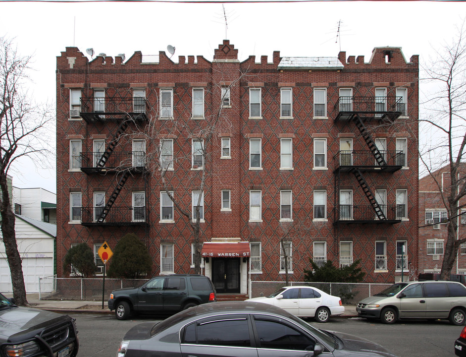 4115 Warren St in Flushing, NY - Foto de edificio