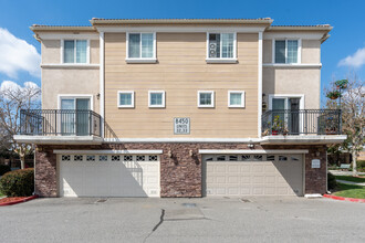 Sycamore Villa Luxury Townhomes in Rancho Cucamonga, CA - Foto de edificio - Building Photo