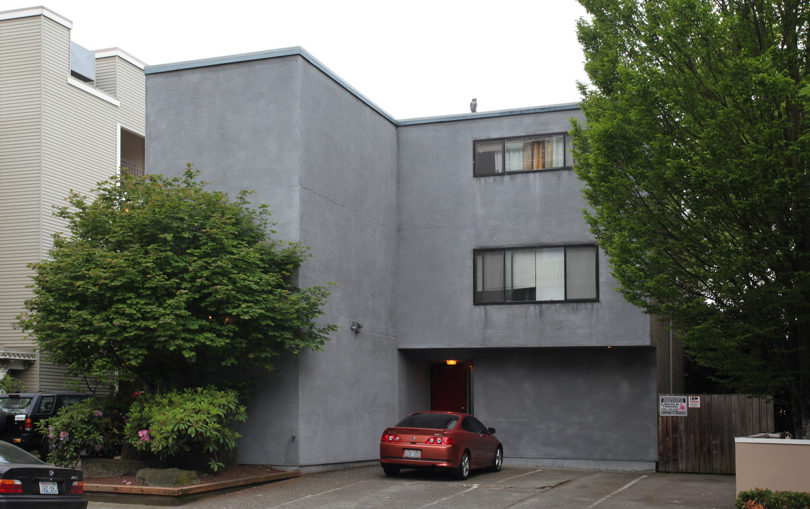 527 Summit Ave in Seattle, WA - Building Photo