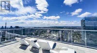 1 Yorkville Ave in Toronto, ON - Building Photo - Building Photo