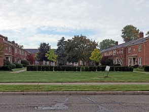 Vernier Terrace Apartments in Grosse Pointe Woods, MI - Foto de edificio - Building Photo