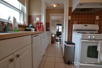 97 Oakland St, Unit 2 in Boston, MA - Foto de edificio - Building Photo