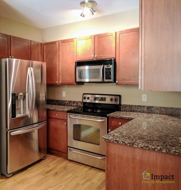 9059 E Panorama Cir in Englewood, CO - Building Photo