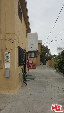 529 W 74th St in Los Angeles, CA - Building Photo - Building Photo
