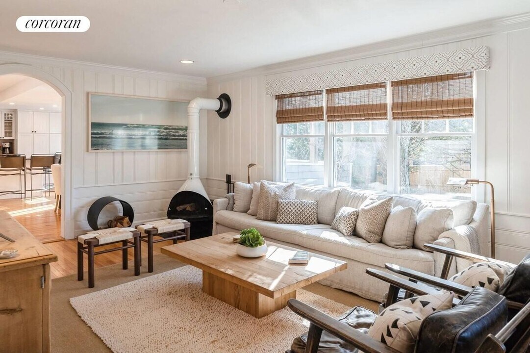 70 Miller Ln E in East Hampton, NY - Building Photo