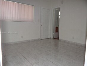 812 NE 2nd St, Unit 1 in Hallandale Beach, FL - Building Photo - Building Photo