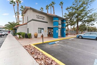 Village Square in Las Vegas, NV - Foto de edificio - Building Photo