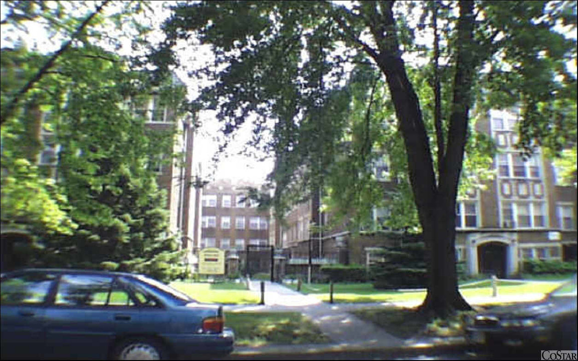 Vintage Courtyard in Chicago, IL - Building Photo