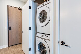 The Isaac Apartments in Roseville, MN - Foto de edificio - Interior Photo