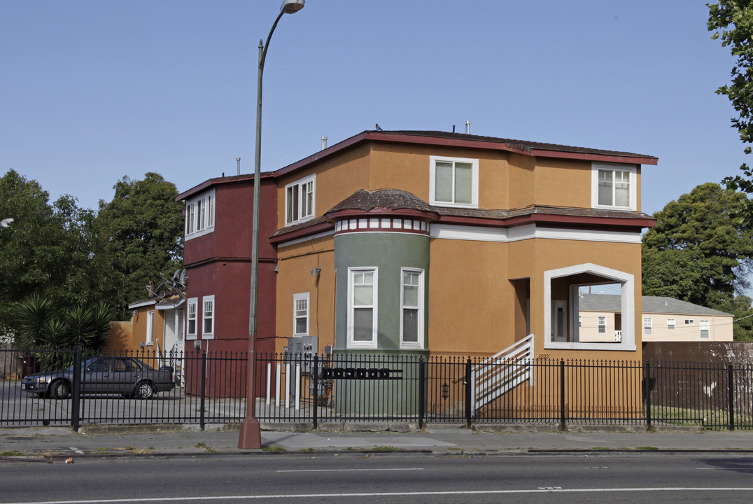 9939 International Blvd in Oakland, CA - Building Photo