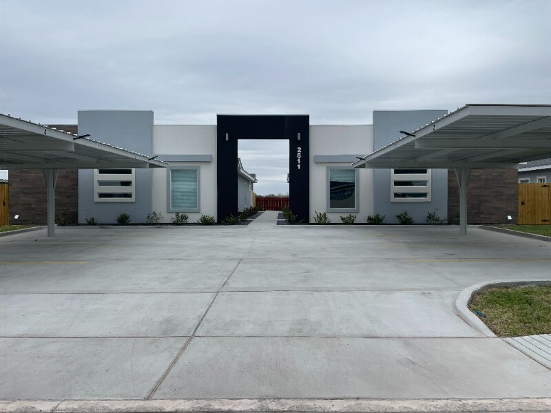 2511 N Vineyard Ave in Edinburg, TX - Foto de edificio