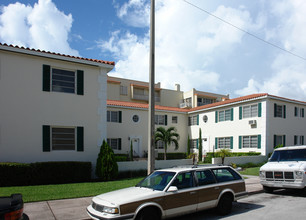 22-26 Madeira Ave in Coral Gables, FL - Building Photo - Building Photo