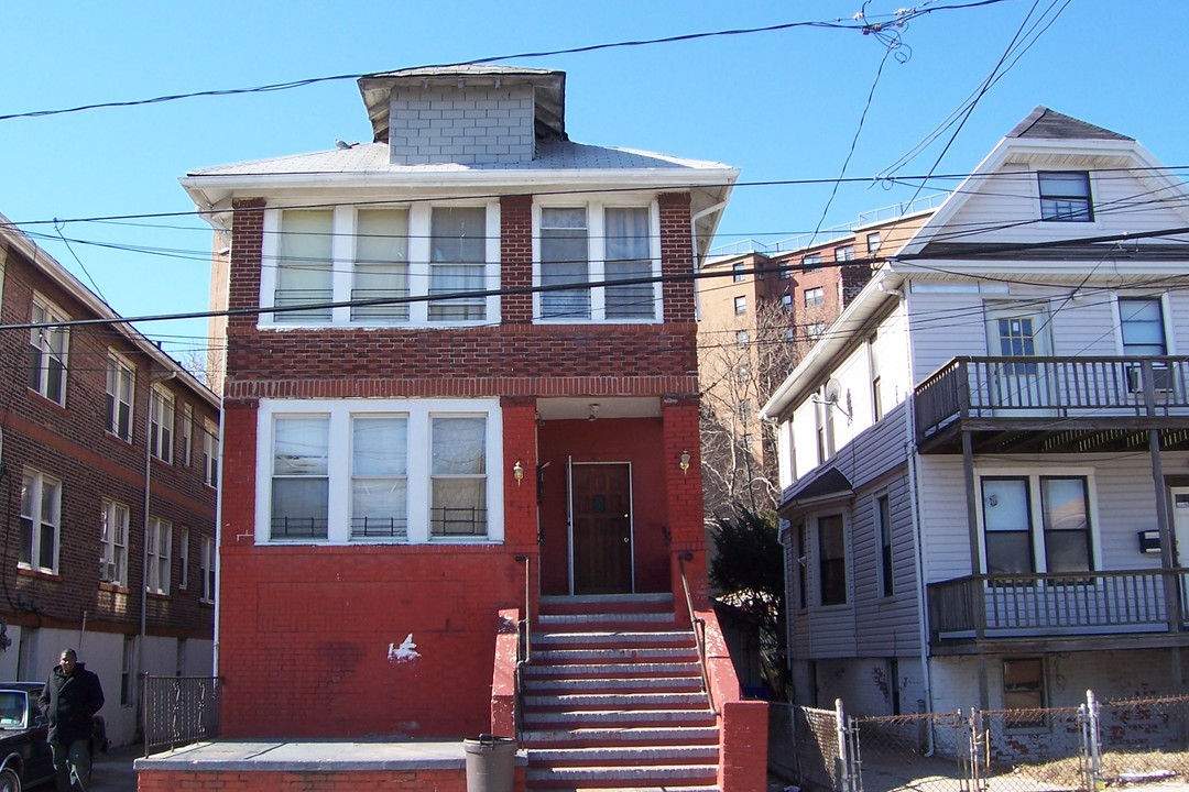 307 Beach 70 St in Far Rockaway, NY - Building Photo