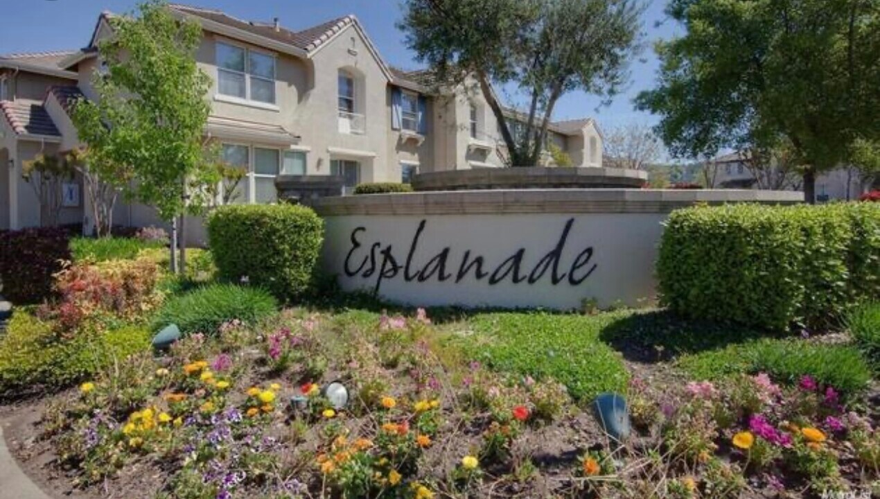 4402 Esplanade Cir in Folsom, CA - Foto de edificio