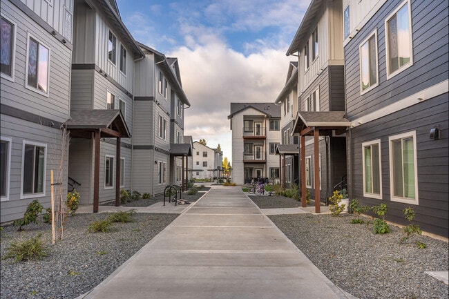 Woodburn Place Apartment Homes in Woodburn, OR - Foto de edificio - Building Photo