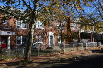 1508 V St SE in Washington, DC - Foto de edificio - Building Photo