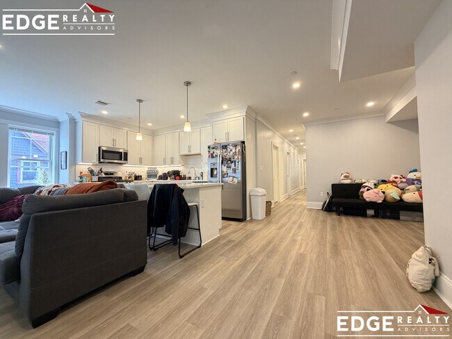 64 North Beacon St, Unit 1 in Boston, MA - Foto de edificio - Building Photo