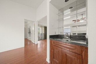 8100 Cambridge St in Houston, TX - Foto de edificio - Building Photo