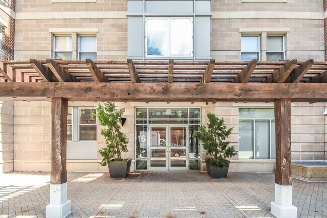 16 Miner St, Unit 303 in Boston, MA - Building Photo - Building Photo