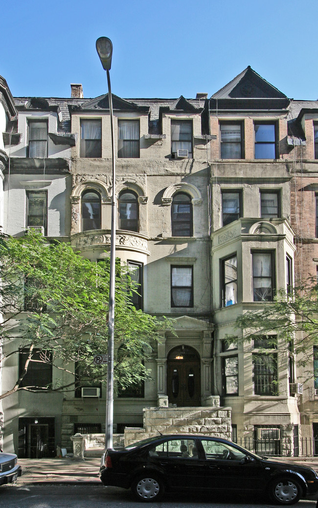 251 W 76th St in New York, NY - Foto de edificio - Building Photo