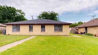704 Vassar Ct, Unit A in College Station, TX - Building Photo