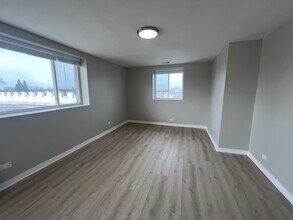5655 W Fullerton Ave in Chicago, IL - Building Photo - Building Photo